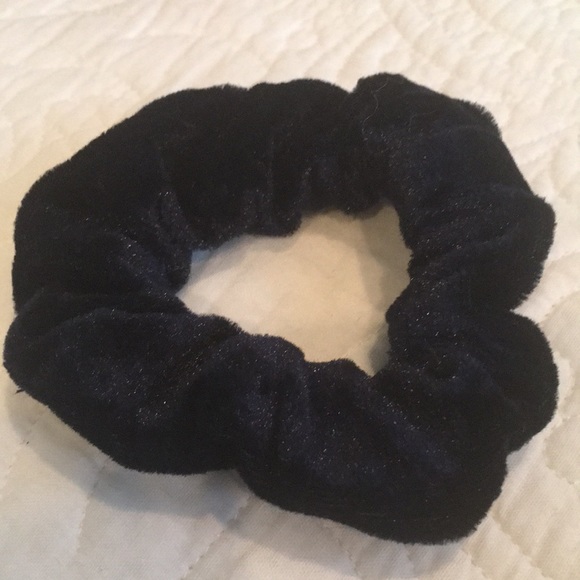 ♦️Velvet Hair Scrunchies Set of 3 - Picture 4 of 8